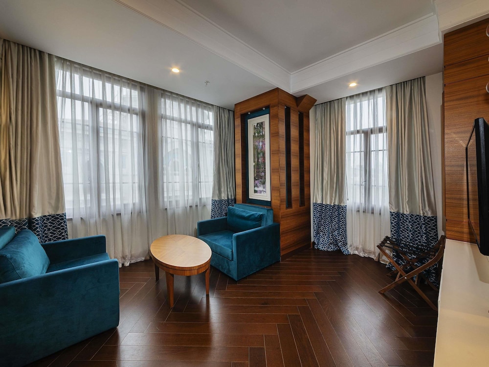 Suite familiar con 1 cama king size y 2 sofás cama del hotel Mercure Istanbul Sirkeci. Foto 5