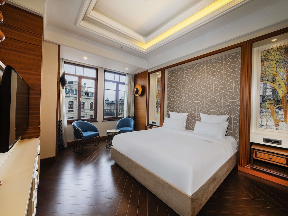 Suite familiar con 1 cama king size y 2 sofás cama del hotel Mercure Istanbul Sirkeci. Foto 6