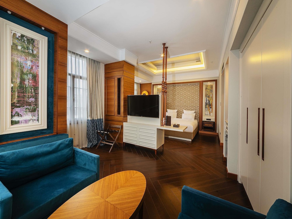 Suite familiar con 1 cama king size y 2 sofás cama del hotel Mercure Istanbul Sirkeci. Foto 10