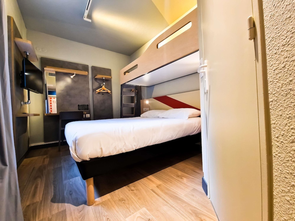 Habitación triple, varias camas del hotel Ibis budget Lille Marcq en Baroeul