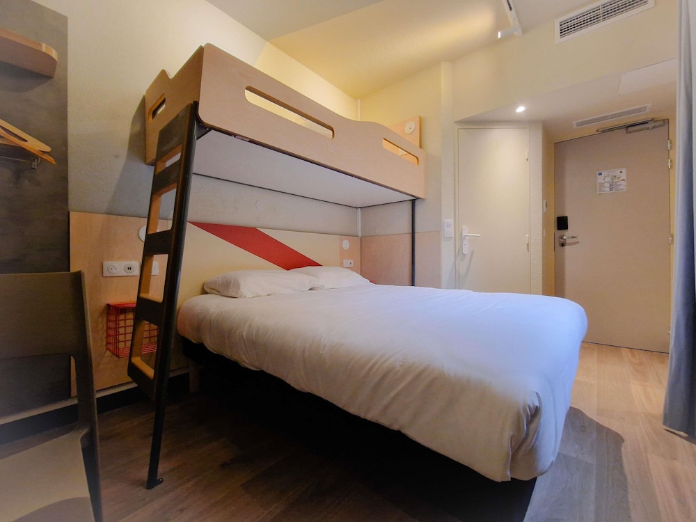Habitación triple, varias camas del hotel Ibis budget Lille Marcq en Baroeul. Foto 1