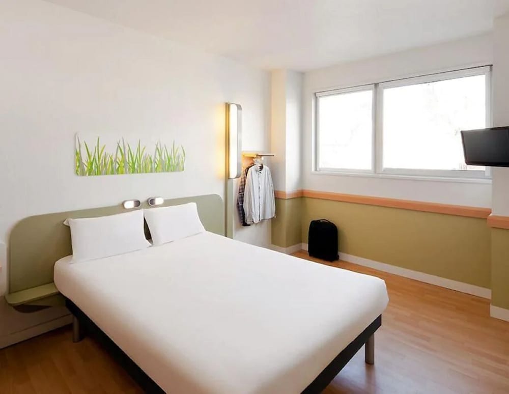 Habitación triple, varias camas del hotel Ibis budget Lille Marcq en Baroeul. Foto 2