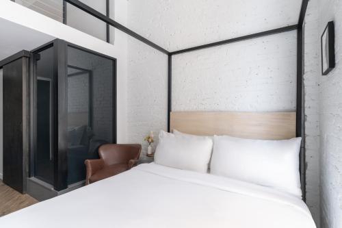 Habitación Esquinera con cama extragrande del hotel Walker Tribeca. Foto 4