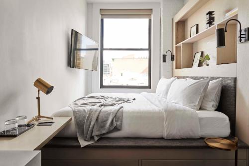 Habitación con cama extragrande y vistas a la ciudad del hotel Walker Tribeca. Foto 1
