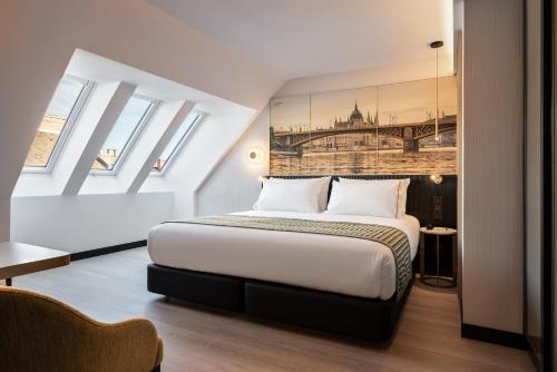 Habitación Doble Deluxe con aparcamiento del hotel Eurostars Ambassador. Foto 1