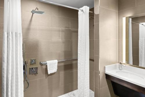 Habitación Efficiency con cama grande - Adaptada para personas con movilidad reducida/No fumadores del hotel Comfort Inn Prospect Park - Brooklyn. Foto 1