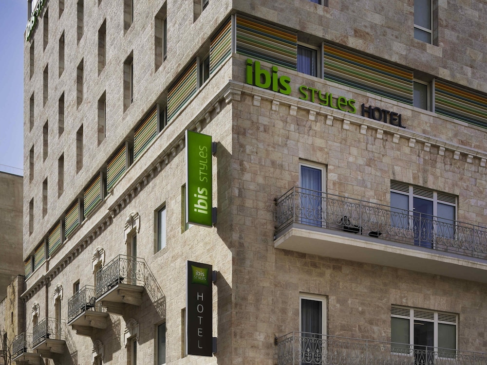 Habitación Doble Estándar con balcón del hotel ibis Styles Jerusalem City Center. Foto 1