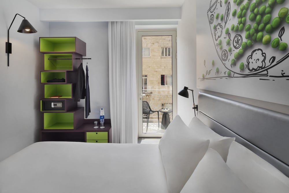 Habitación Doble Estándar con balcón del hotel ibis Styles Jerusalem City Center. Foto 2