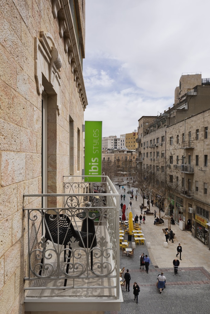 Habitación Doble Estándar con balcón del hotel ibis Styles Jerusalem City Center. Foto 5