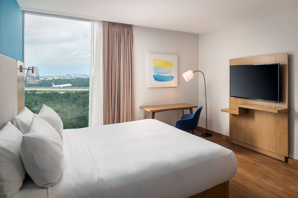 Habitación, 1 cama de matrimonio grande del hotel Hilton Garden Inn Cancun Airport