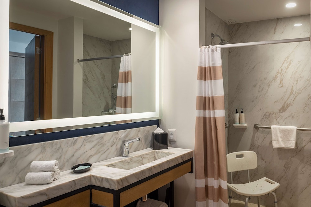 Habitación, 1 cama de matrimonio grande (Mobility & Hearing, Roll - In Shower) del hotel Hilton Garden Inn Cancun Airport. Foto 4