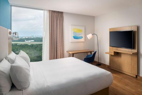 Habitación con cama extragrande. del hotel Hilton Garden Inn Cancun Airport