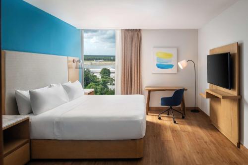 Habitación con cama extragrande. del hotel Hilton Garden Inn Cancun Airport. Foto 2
