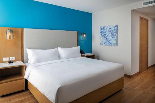 Habitación con cama extragrande y ducha a ras de suelo - Adaptada para personas de movilidad reducida y con discapacidad auditiva del hotel Hilton Garden Inn Cancun Airport