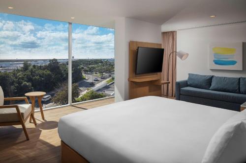Suite de 1 dormitorio con sofá cama - Cama extragrande del hotel Hilton Garden Inn Cancun Airport