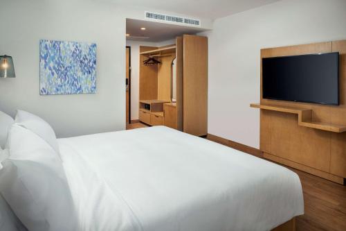 Habitación Premium con cama extragrande del hotel Hilton Garden Inn Cancun Airport. Foto 2