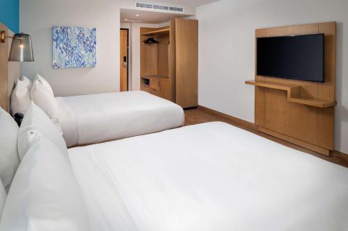 Habitación Doble Premium con 2 camas dobles del hotel Hilton Garden Inn Cancun Airport. Foto 2