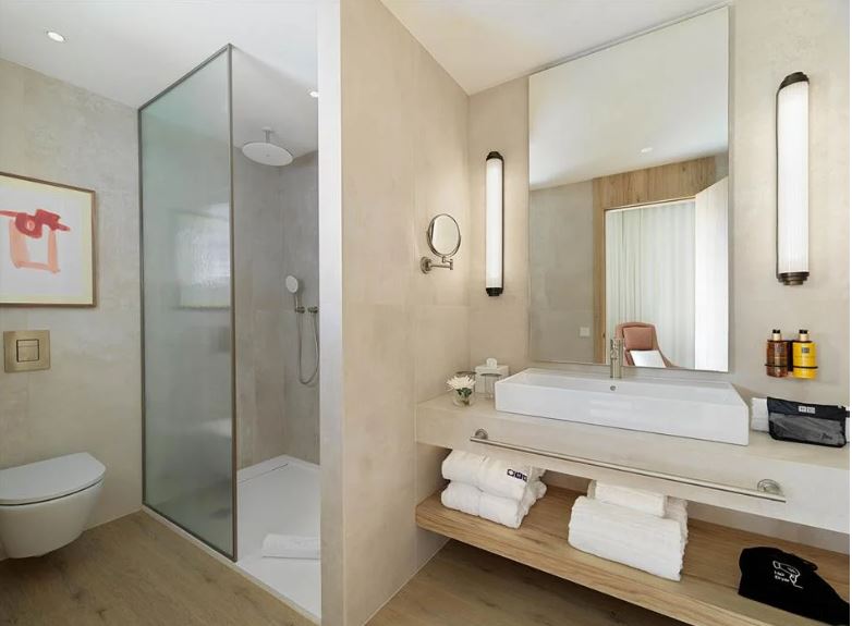 Habitación Deluxe del hotel H10 Croma Malaga. Foto 8