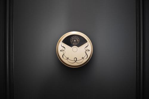 Habitación con cama grande del hotel Civilian. Foto 3