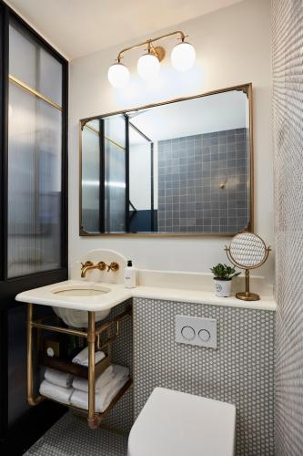 Habitación con cama grande del hotel Civilian. Foto 10