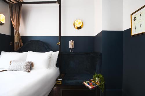 Habitación con cama grande del hotel Civilian. Foto 16