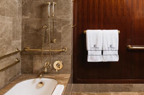 Habitación Premier con cama extragrande y vistas al río adaptada para personas con movilidad reducida del hotel Casa Cipriani New York. Foto 1