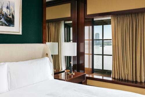 Habitación Premier con cama extragrande y vistas al río adaptada para personas con movilidad reducida del hotel Casa Cipriani New York. Foto 2