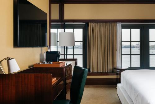 Habitación Premier con vistas al río - Cama extragrande del hotel Casa Cipriani New York