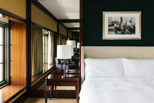 Habitación Premier con vistas al río - Cama extragrande del hotel Casa Cipriani New York. Foto 3