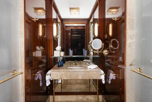 Habitación Deluxe City Patio con cama extragrande del hotel Casa Cipriani New York