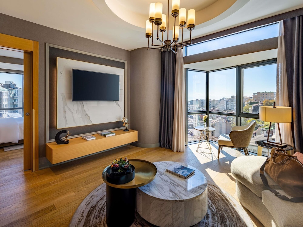 Suite Signature con un dormitorio, cama king size, vistas al Bósforo, terraza y acceso al Club del hotel Sofitel Istanbul Taksim