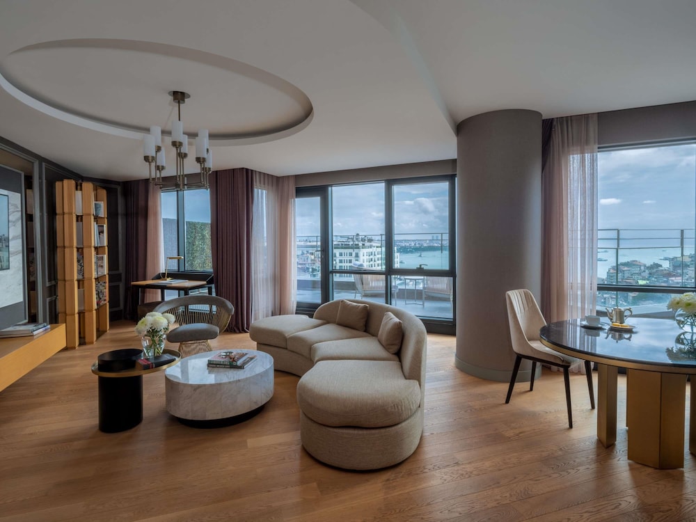 Suite Signature con un dormitorio, cama king size, vistas al Bósforo, terraza y acceso al Club del hotel Sofitel Istanbul Taksim. Foto 1