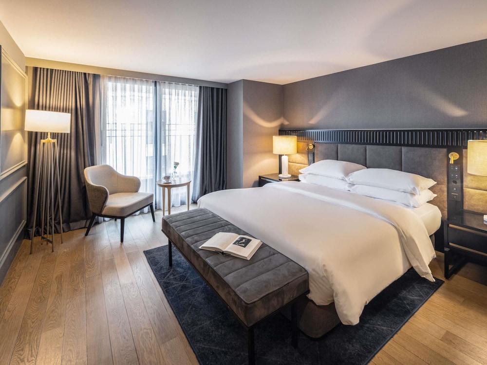 Suite familiar tipo dúplex con 2 dorm., cama king size, vistas a la ciudad y acceso al Club del hotel Sofitel Istanbul Taksim. Foto 1