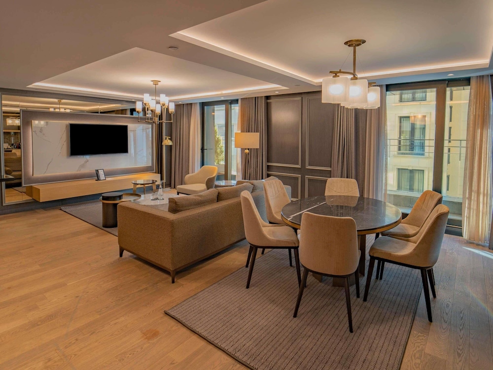 Suite familiar tipo dúplex con 2 dorm., cama king size, vistas a la ciudad y acceso al Club del hotel Sofitel Istanbul Taksim. Foto 3