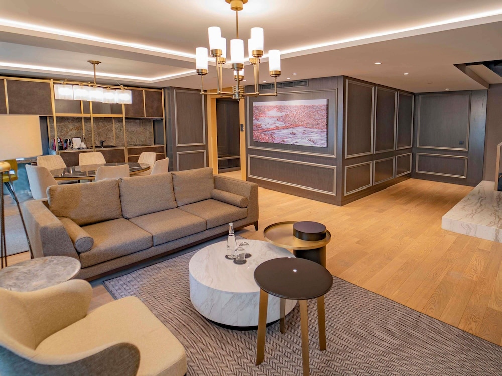 Suite familiar tipo dúplex con 2 dorm., cama king size, vistas a la ciudad y acceso al Club del hotel Sofitel Istanbul Taksim. Foto 4