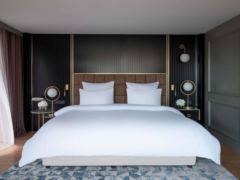 Suite familiar tipo dúplex con 2 dorm., cama king size, vistas a la ciudad y acceso al Club del hotel Sofitel Istanbul Taksim. Foto 8