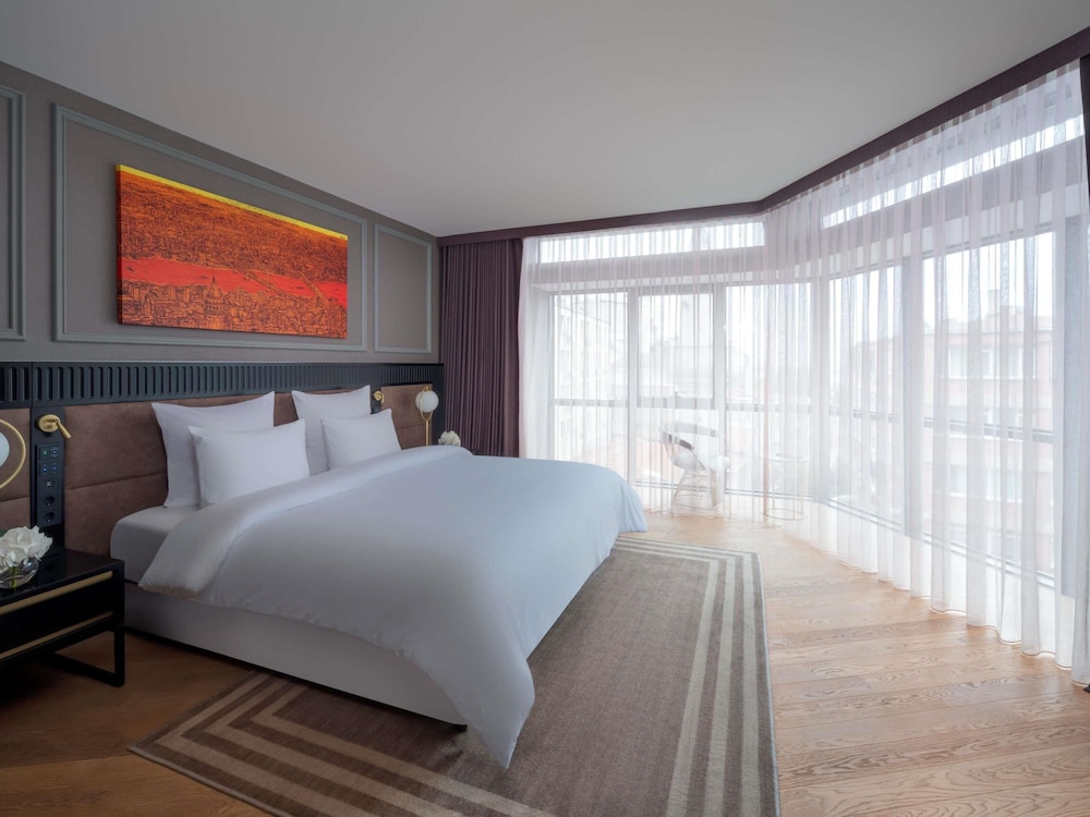 Suite Junior con acceso al Club Millésime y cama king size del hotel Sofitel Istanbul Taksim