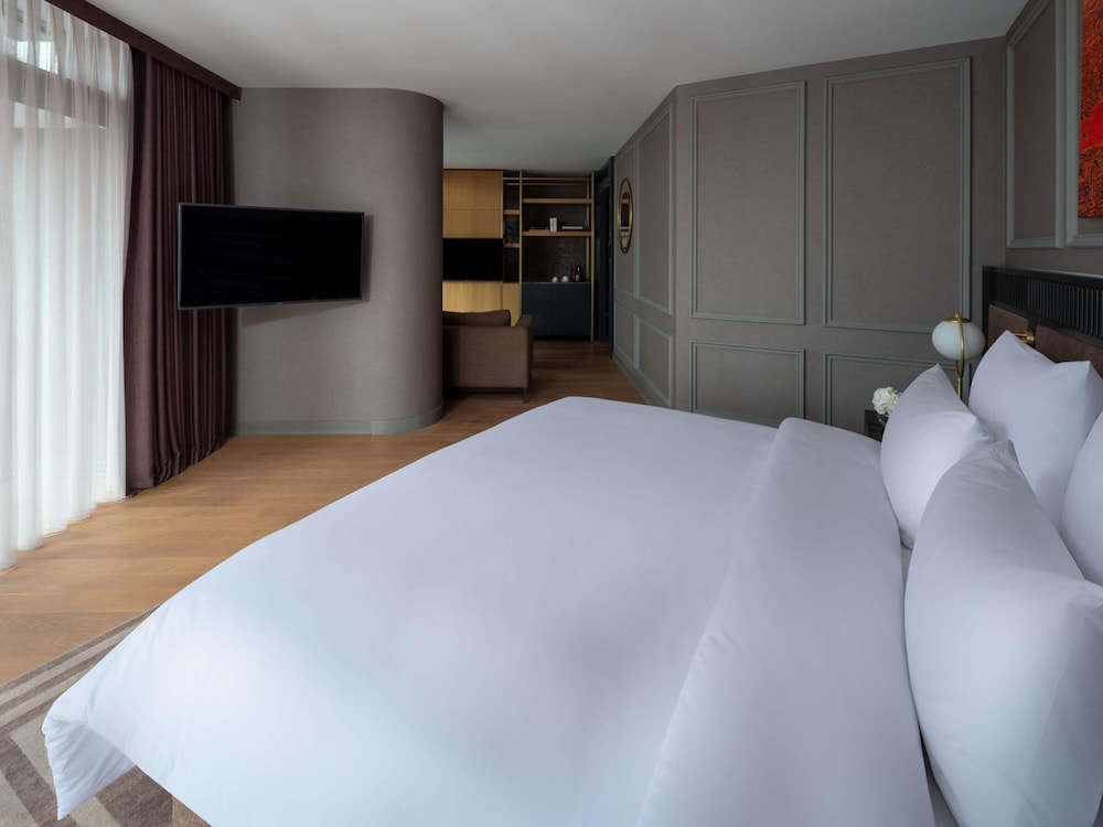 Suite Junior con acceso al Club Millésime y cama king size del hotel Sofitel Istanbul Taksim. Foto 1