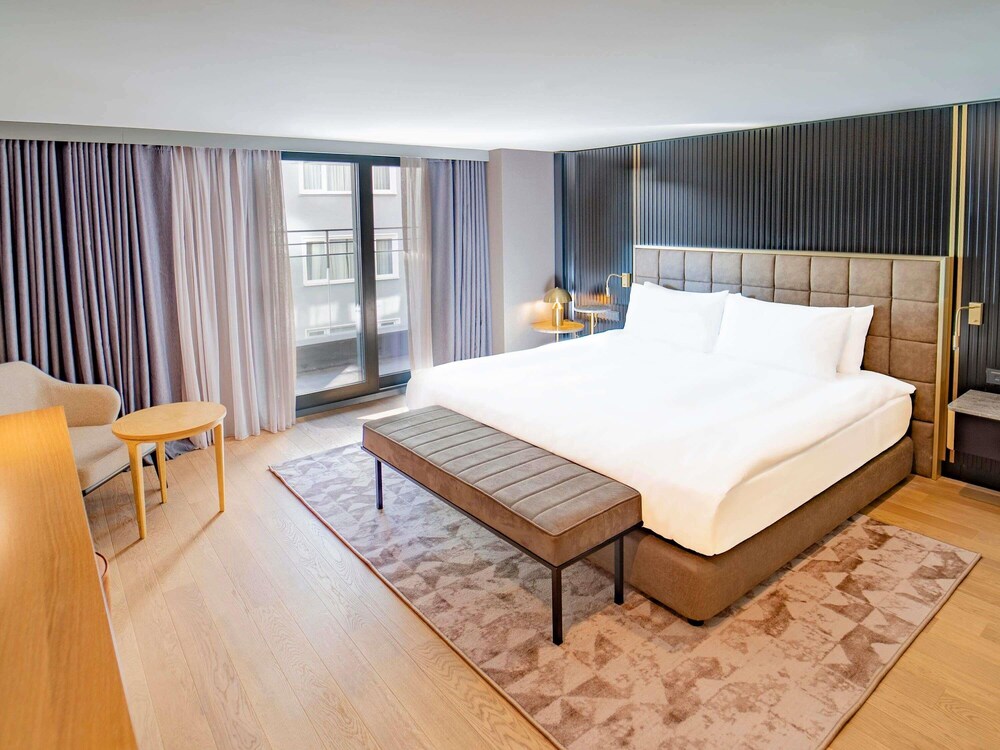 Suite familiar tipo dúplex con 2 dorm., cama king size, vistas a la ciudad y acceso al Club del hotel Sofitel Istanbul Taksim. Foto 9