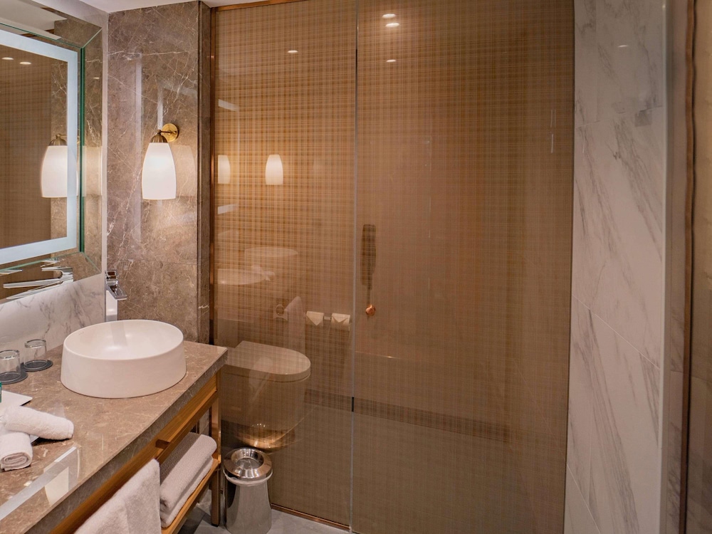 Suite Prestige con 1 dormitorio, cama king size, vistas a la ciudad y acceso al Club Millésime del hotel Sofitel Istanbul Taksim