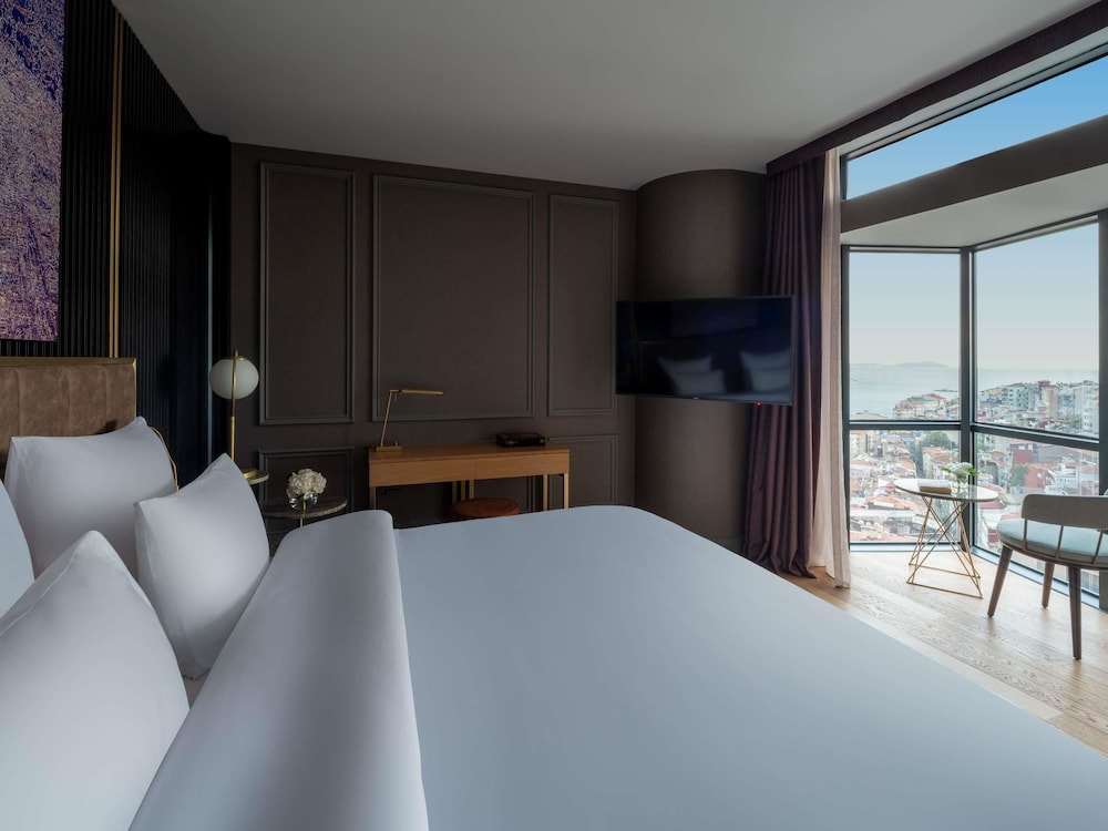 Suite Prestige con un dormitorio, cama king size, vistas al Bósforo y acceso al Club Millésime del hotel Sofitel Istanbul Taksim