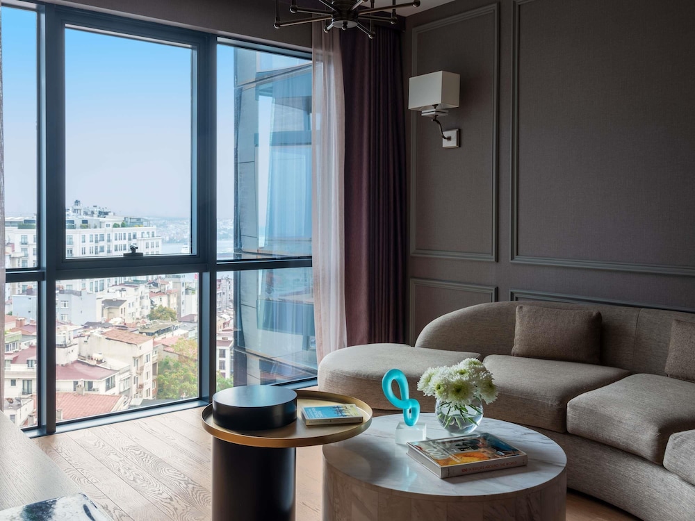 Suite Prestige con un dormitorio, cama king size, vistas al Bósforo y acceso al Club Millésime del hotel Sofitel Istanbul Taksim. Foto 1