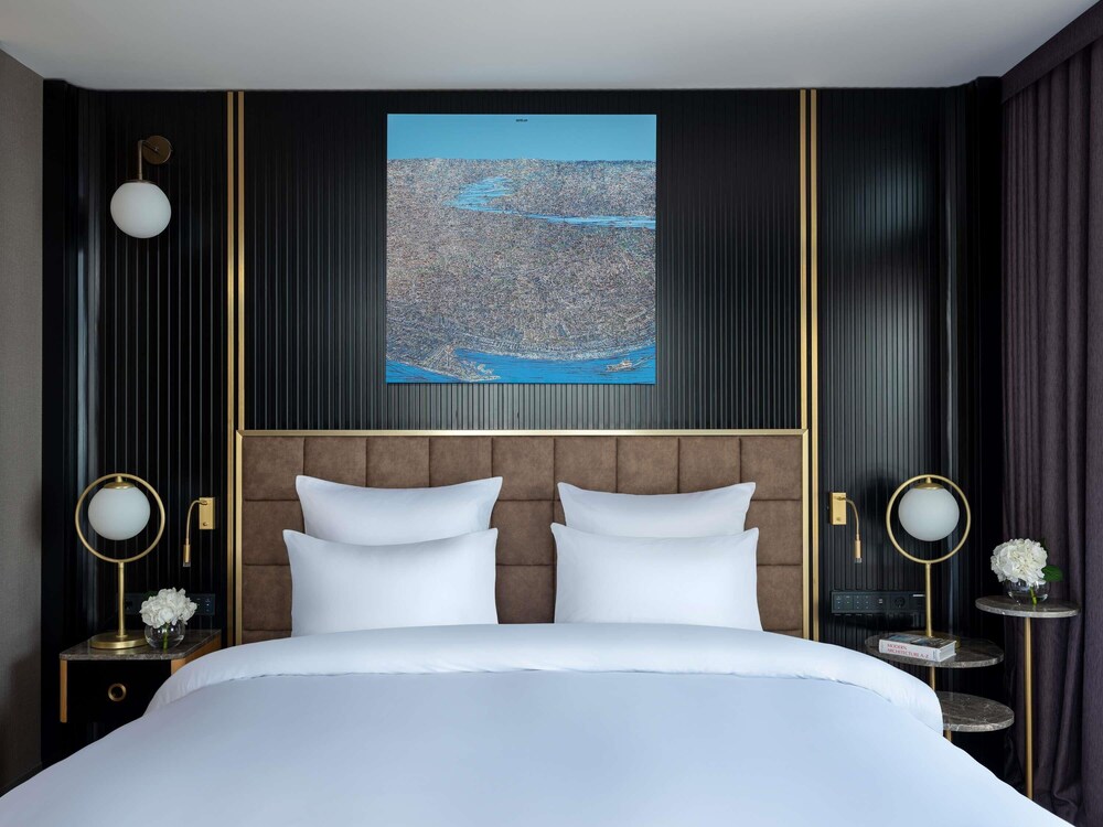 Suite Prestige con 1 dormitorio, cama king size, vistas a la ciudad y acceso al Club Millésime del hotel Sofitel Istanbul Taksim. Foto 1