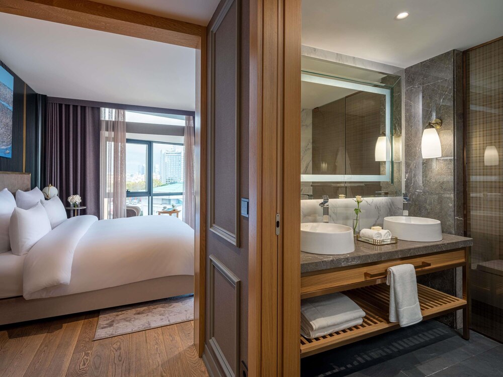 Suite Prestige con 1 dormitorio, cama king size, vistas a la ciudad y acceso al Club Millésime del hotel Sofitel Istanbul Taksim. Foto 2