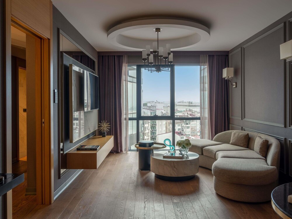 Suite Prestige con un dormitorio, cama king size, vistas al Bósforo y acceso al Club Millésime del hotel Sofitel Istanbul Taksim. Foto 2