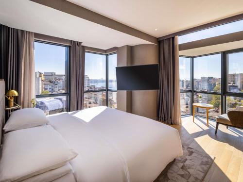 Habitación Luxury con 2 camas individuales y vistas al Bósforo del hotel Sofitel Istanbul Taksim. Foto 2