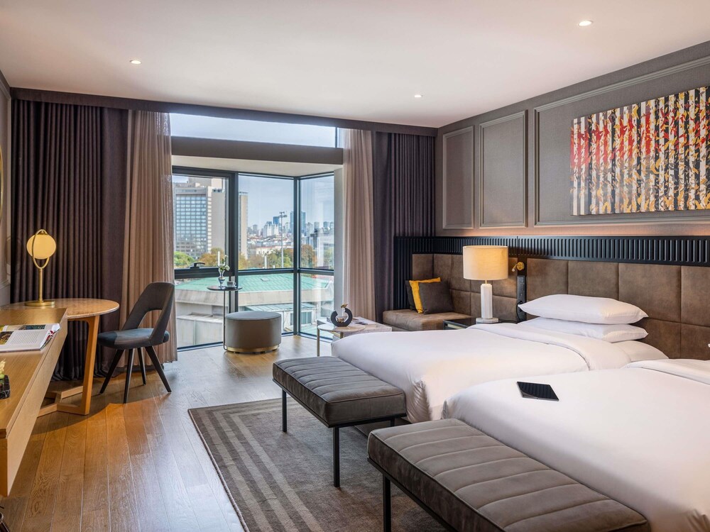 Habitación superior con 2 camas individuales del hotel Sofitel Istanbul Taksim. Foto 1
