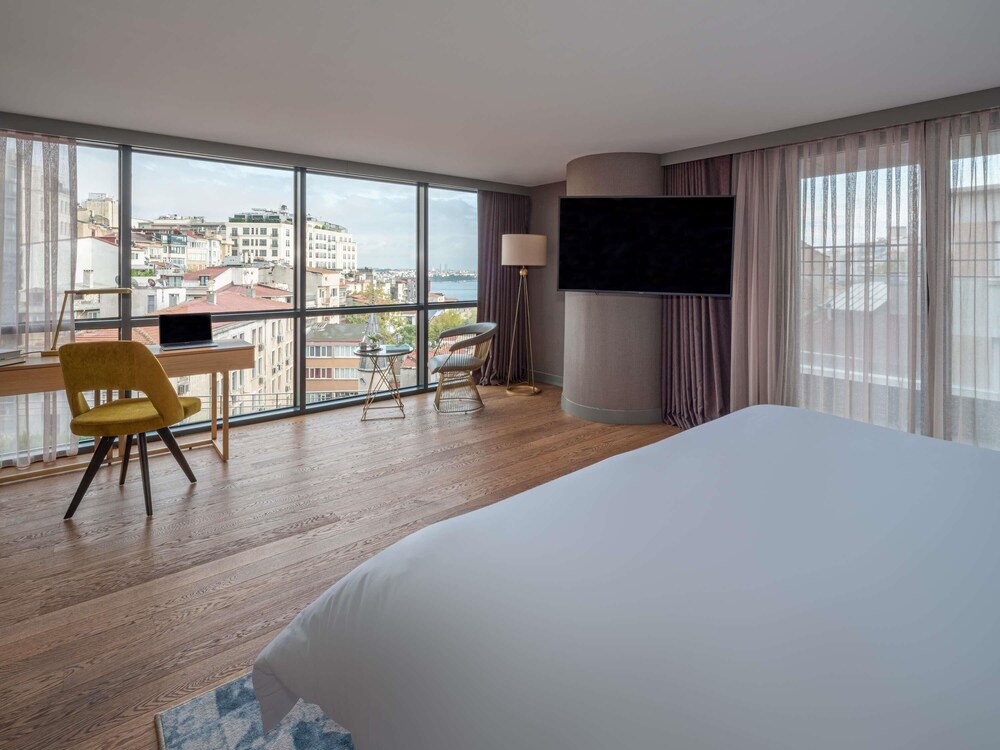 Suite Signature con cama king size, vistas a la plaza Taksim y acceso al Club Millésime del hotel Sofitel Istanbul Taksim. Foto 3