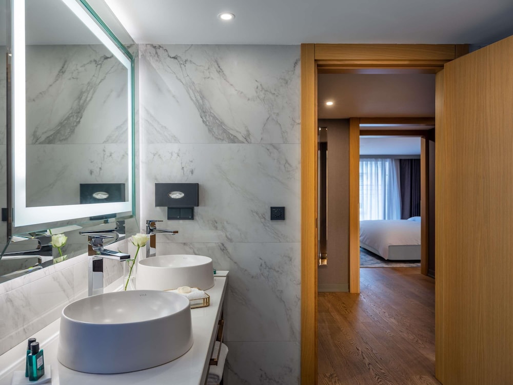 Suite Signature con cama king size, vistas a la plaza Taksim y acceso al Club Millésime del hotel Sofitel Istanbul Taksim. Foto 4