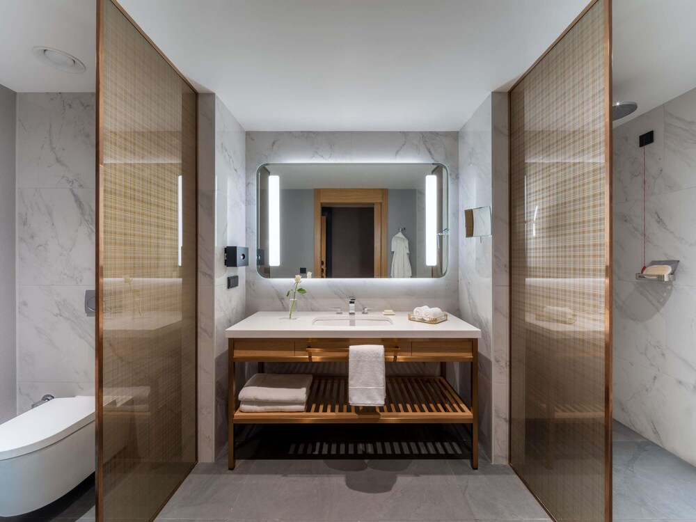 Habitación Superior con 1 cama King / Queen size del hotel Sofitel Istanbul Taksim. Foto 1